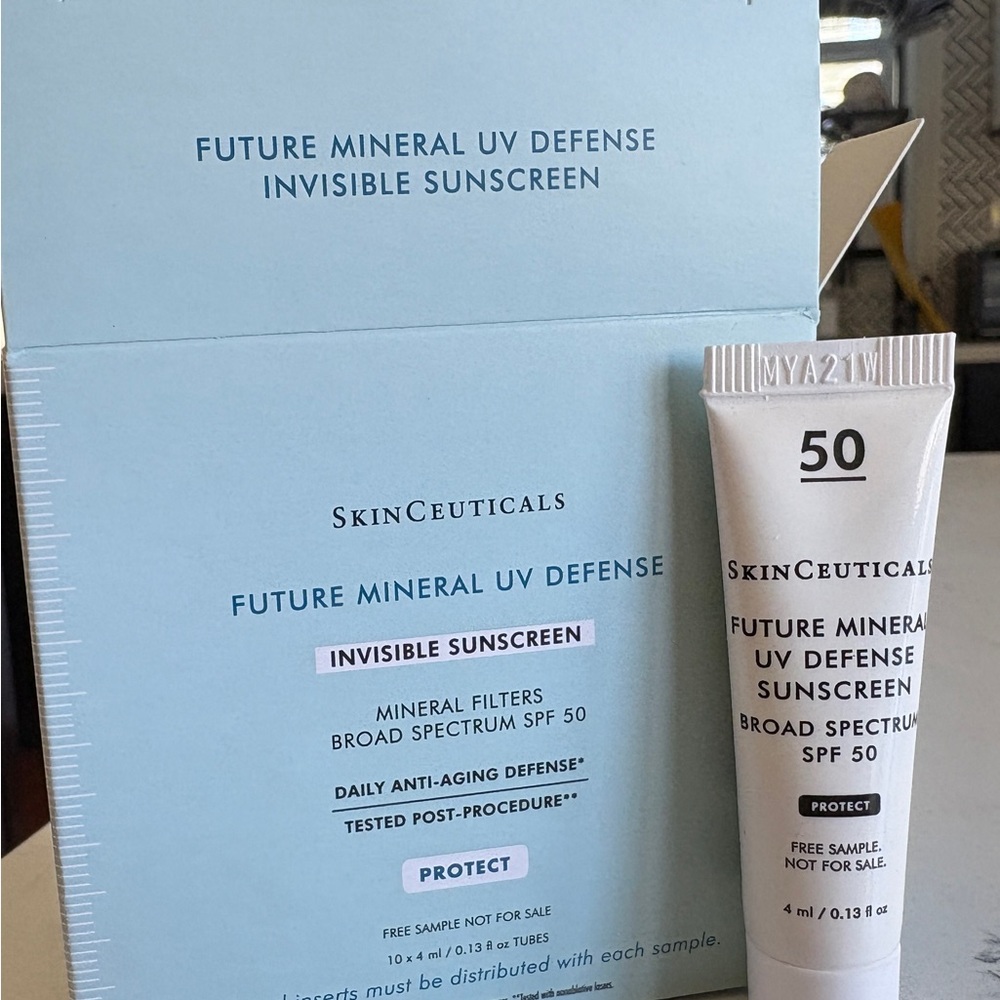 SkinCeuticals Mineral UV Defense Invisible Sunscreen - Light Blue & White